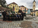 Im Hintergrund: Hundertwasserbrunnen in der Stadtgemeinde Zwettl