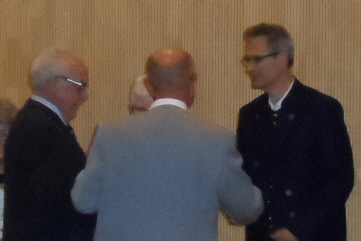 Hubert Kast (rechts) mit Gerhard Leopold (links) und Laudator Alfred Winklhofer
